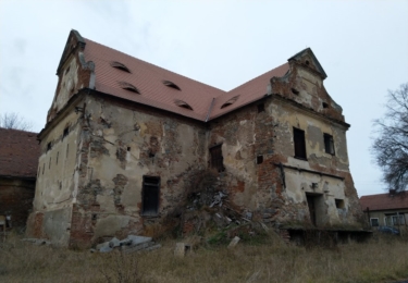 Středověká tvrz ve Starém Kníně