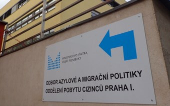 Rachot na Dědině. Místní se bojí imigrantů, ti naopak pečou na nějaké zákazy a „měšťáky“ mají na háku. Tohle prý Chovanec podělal