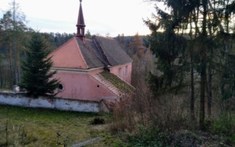 Ze zatopené obce zůstal jen kostel, který rozebrali a znovu postavili. Český poutník